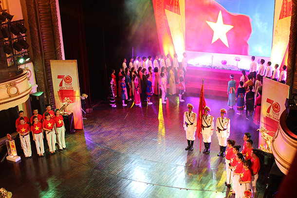 Lễ chào cờ hoành tráng trong lễ trao giải tại Nhà hát lớn Hà Nội, được truyền hình trực tiếp trên VTV 1