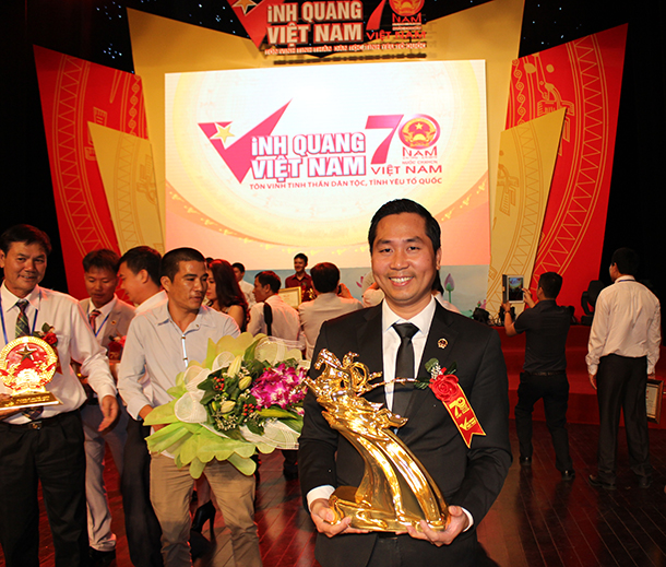 Doanh nhân Nguyễn Bá Toàn chụp ảnh cùng với Tượng vàng Thánh Gióng do Thủ Tướng chính phủ Nguyễn Tấn Dũng trao tặng