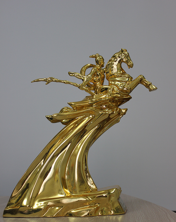 Tượng vàng Thánh Gióng cao 35 cm, nặng 8kg, đúc bằng đồng và mạ vàng 