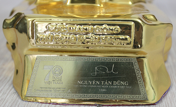 Chân đế của tượng vàng Thánh Gióng có chữ ký đề tặng của Thủ tướng chính phủ Nguyễn Tấn Dũng