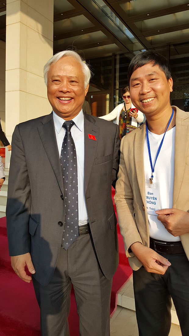 Anh Toàn chụp ảnh riêng với bác phó chủ tịch quốc hội Uông Chu Lưu trước Tòa nhà Quốc Hội - Gương mặt rạng ngời