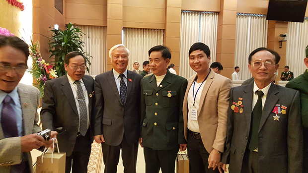 Anh Toàn chụp ảnh lưu niệm cùng với phó chủ tịch Quốc Hội Uông Chu Lưu và các đại biểu